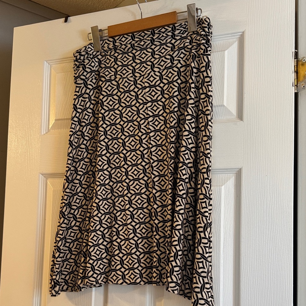 Suzy Shier Black and White A-Line Skirt